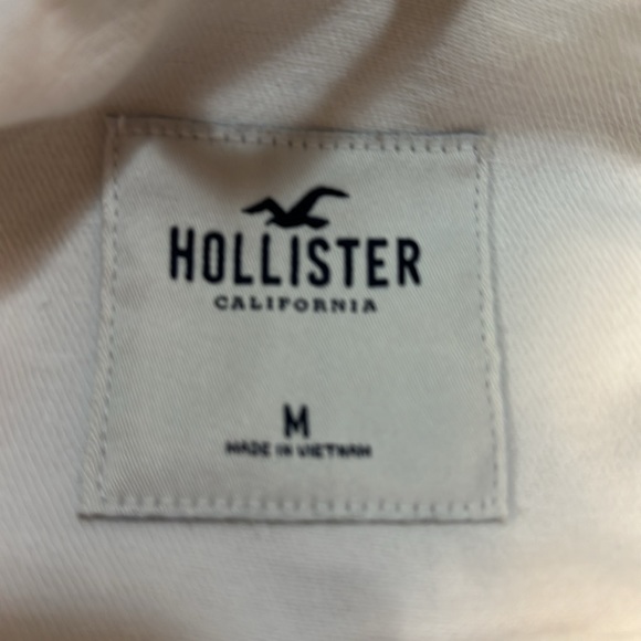 Holister white cropped trucker jacket with raw hem. Button closure/pockets - Picture 6 of 6
